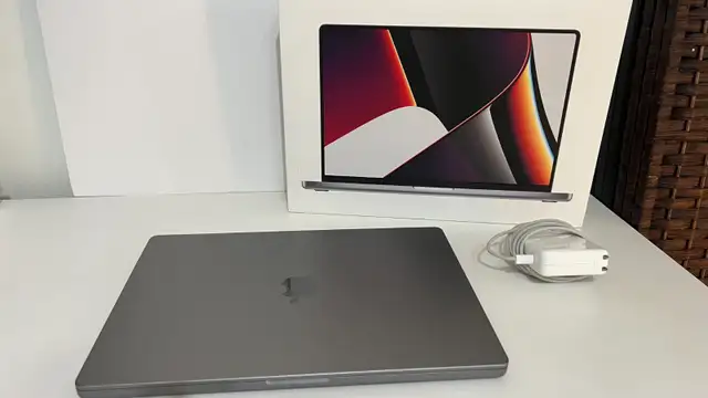 MacBook Pro 16" (2021) M1 in Laptops in City of Montréal - Image 5