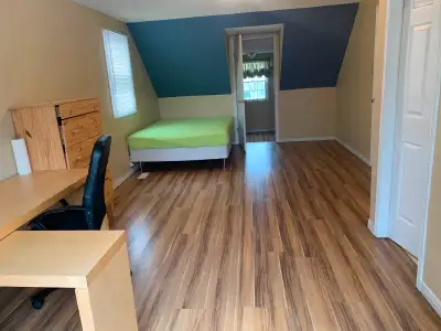 - Utilities (hydro, gas, electricity...) are included in the rent (no need to pay extra). - The room...