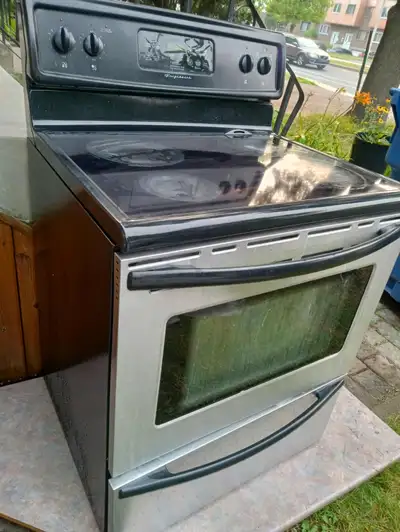 Cuisinière électrique à vendre, marque FRIGIDAIRE, 30 po, View more