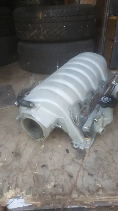 intake manifold off of a 2006 chrysler 300 srt8 6.1L 900 OBO