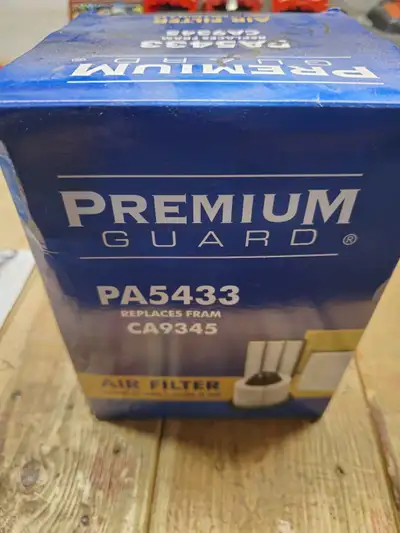 Selling brand new air filter from a Chevrolet Trailblazer. It's for the 4.2L inline 6 and will fit o...