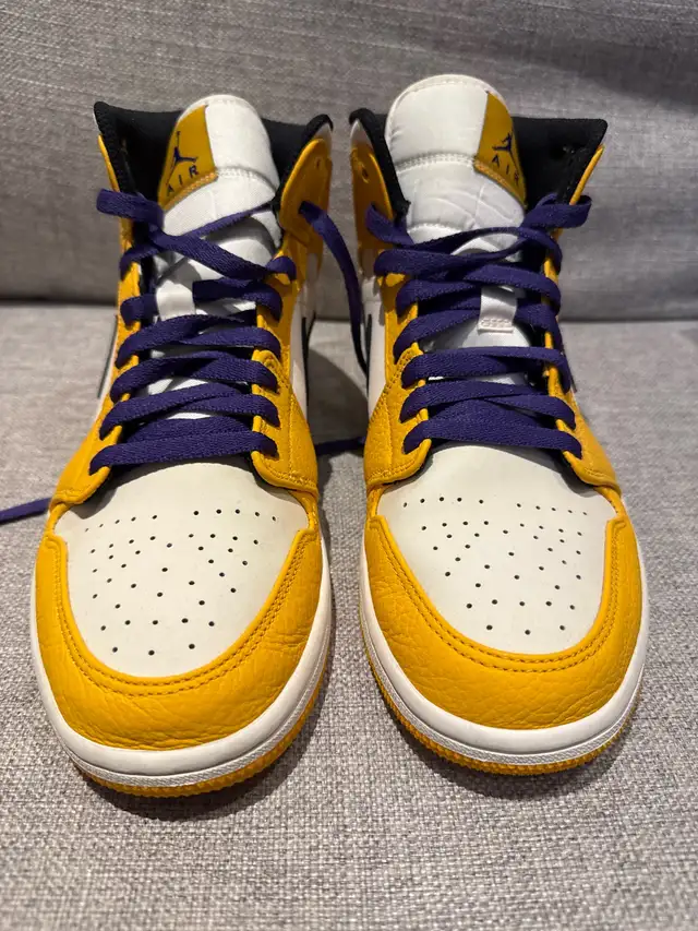 NIKE JORDAN MID SE SIZE 10 UNIVERSITY GOLD / BLACK in Men's Shoes in Markham / York Region - Image 10