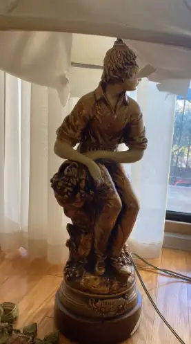 antique china lamp, bottom need to repainting.