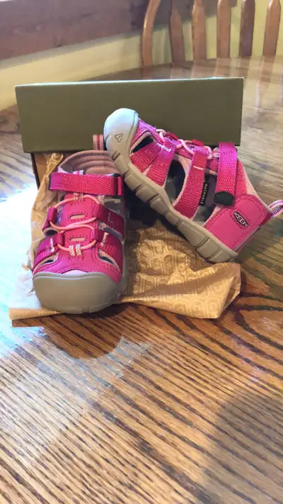 Brand new keen toddler girl sandals size 6. Asking $36 OBO. Ordered but didn’t end up needing, just...