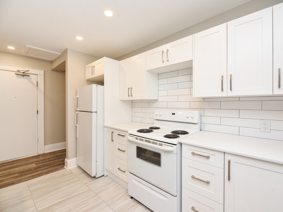 One Month Free Rent: 1 Bdrm + Den, New Edinburgh 3