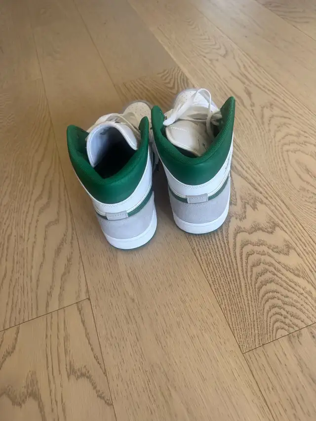 Jordan 1 mid white pure platinum pine green size 10.5 in Men's Shoes in Mississauga / Peel Region - Image 3