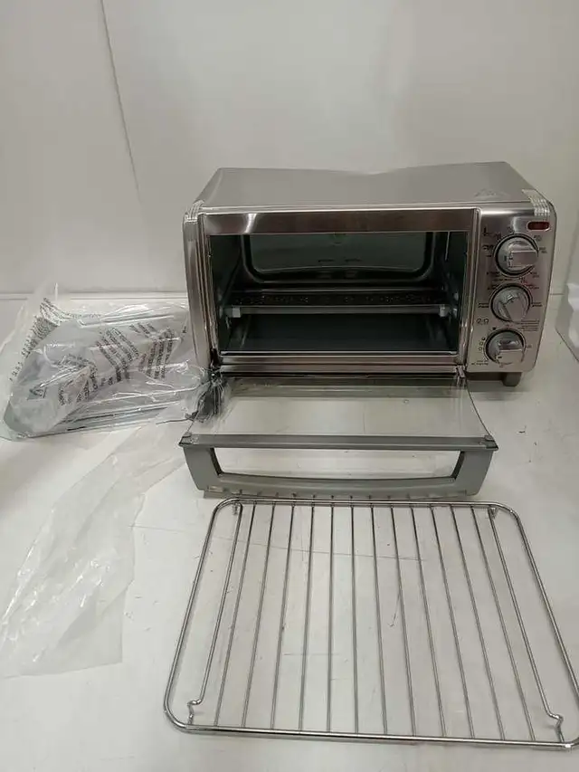 NEW Black & Decker 4-Slice Toaster Oven with Natural Convection  in Toasters & Toaster Ovens in Barrie - Image 4