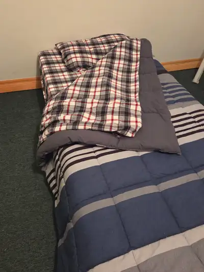 DRAPS DE FLANELLE ET COUVRE-LIT SIMPLE NEUFS, View more