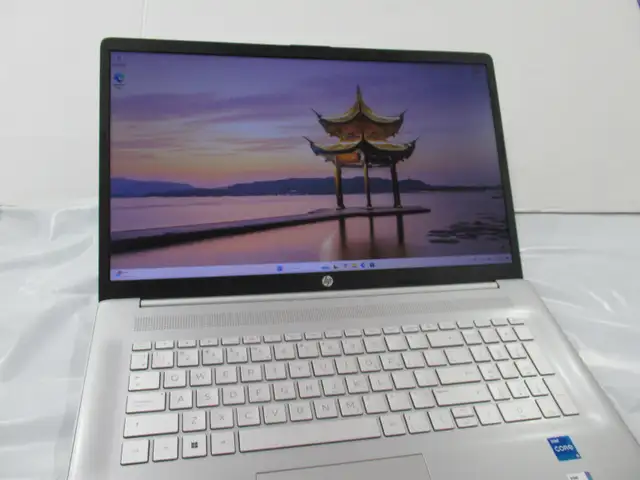 hp 17" laptop Intel Core i5 1135g7 512gb ssd 16gb ram Windows 11 in Laptops in Mississauga / Peel Region - Image 2