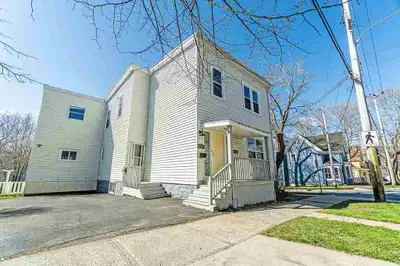 This is a big and bright basement apartment in the perfect location close to Dal, groceries and down...