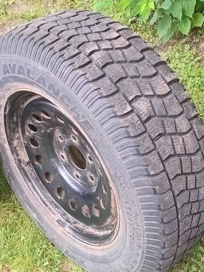 Pneus d hiver pour camion AVALANCHE HERCULE. LT 245 / 70 / R 17 , EN BON ÉTAT, AUCUNE CREVAISON SUR...