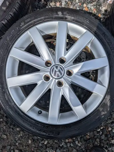 4 Mags Volkswagen 17" en bon état. 4 pneus kumho ecsta 225/45/zr17. Deux bons, deux très usés. 200$...