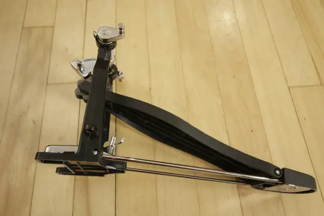 Ludwig 400 Single Bass Drum Pedal in Drums & Percussion in Ottawa - Image 3
