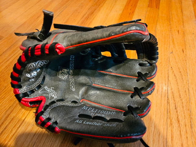 Youth baseball glove in Baseball & Softball in Calgary - Image 3