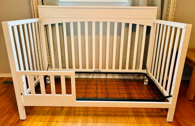 Convertible Crib with Rails in Cribs in Markham / York Region - Image 3
