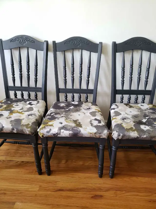 Beautiful Refinished Solid Wood Antique Dining Chairs - Set of 5 in Dining Tables & Sets in Kingston - Image 3