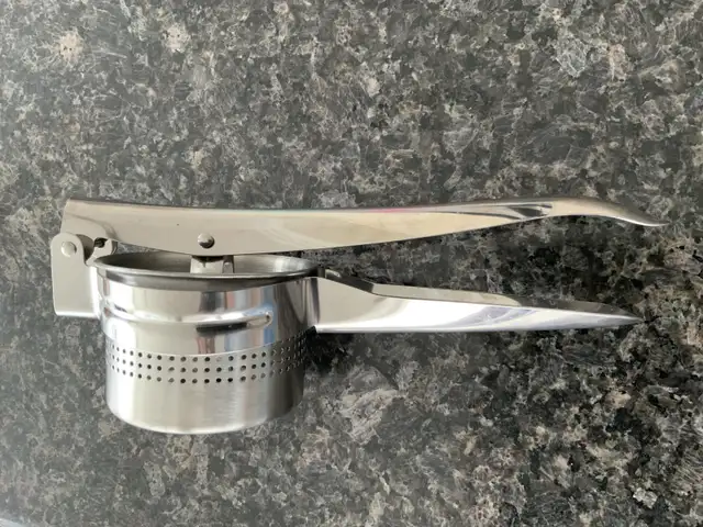 Potato masher/ricer, fruit juicer