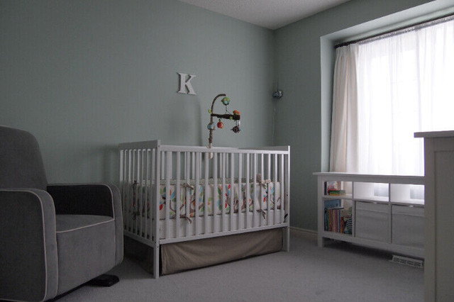 White Wooden Baby Crib, Mattress, Crib Bedding Set & Mobile in Cribs in Markham / York Region - Image 2