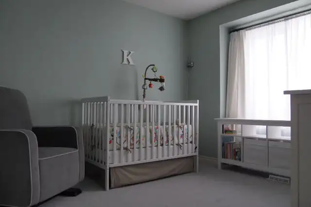 White Wooden Baby Crib, Mattress, Crib Bedding Set & Mobile in Cribs in Markham / York Region - Image 3