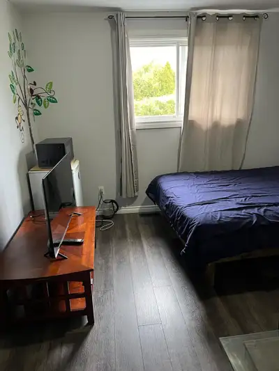 Room for rent female only Very clean have new queen mattress, full internet, Tv, fridge, microwave,...