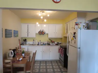 SVP fournissez votre info à : appartement_louer@yahoo.ca 3 1/2 bien divisé. Au rez-de-chaussé. $880...