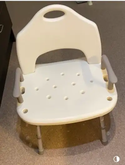 Voici une chaise de douche robuste, parfaite pour ceux qui ont besoin d'un soutien supplémentaire. E...