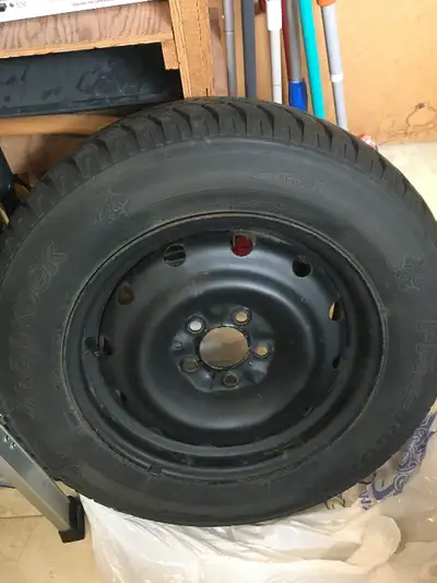 Snow tires - 16 inch - set of 4 on rims (Hankook) 215/65R16 98T Excellent condition