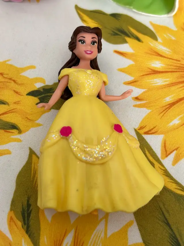 6 Disney Princesses Lot with Rubber Dresses in Toys in Oshawa / Durham Region - Image 9