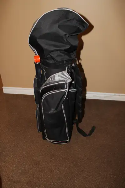 Sac de golf gris et noir (Club Maxx) à 14 compartiments et plusieurs pochettes. Sac complet avec bal...