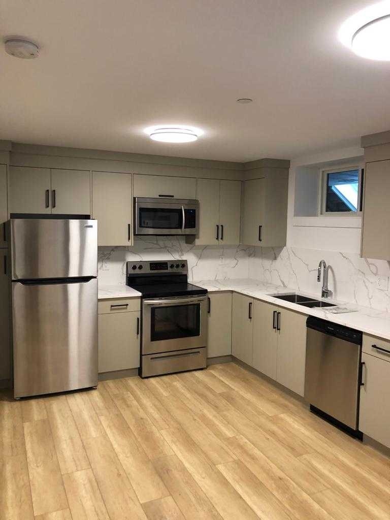 MODERN 1-BEDROOM PRIVATE SUITE — STEPS FROM COMMERCIAL BROADW 3