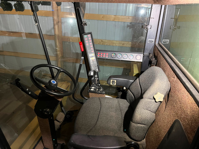 New Holland TR 97 Combine in Farming Equipment in Saskatoon - Image 4