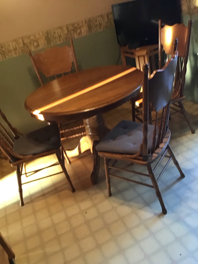 set de cuisine en chêne avec vitre  dans Mobilier de salle à manger et cuisine  à Longueuil/Rive Sud