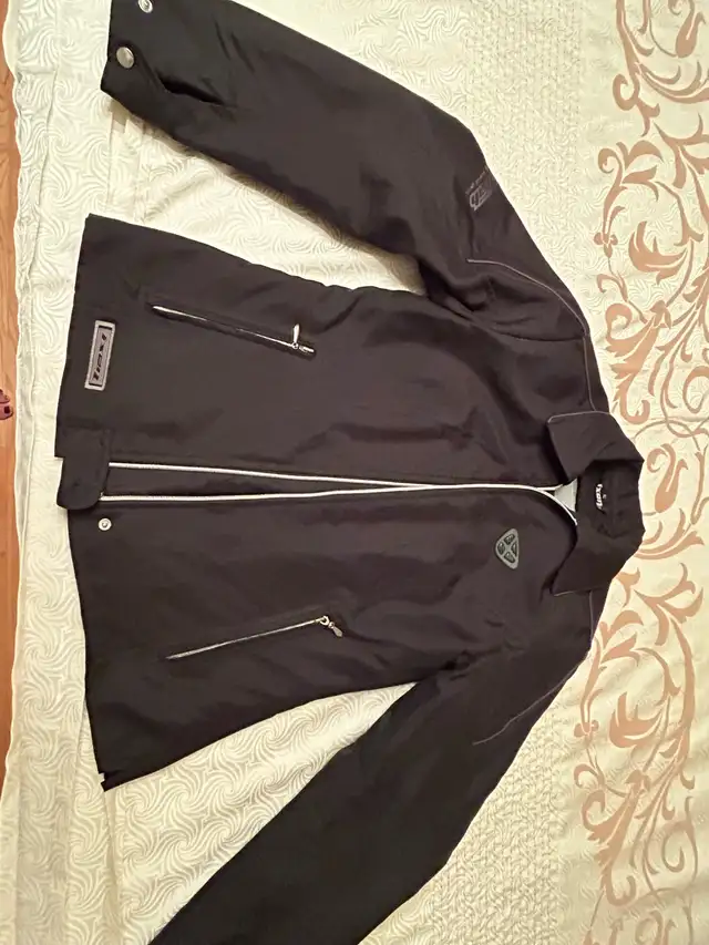Ixon Sarah Jacket Small in Women's - Tops & Outerwear in Laval / North Shore - Image 3