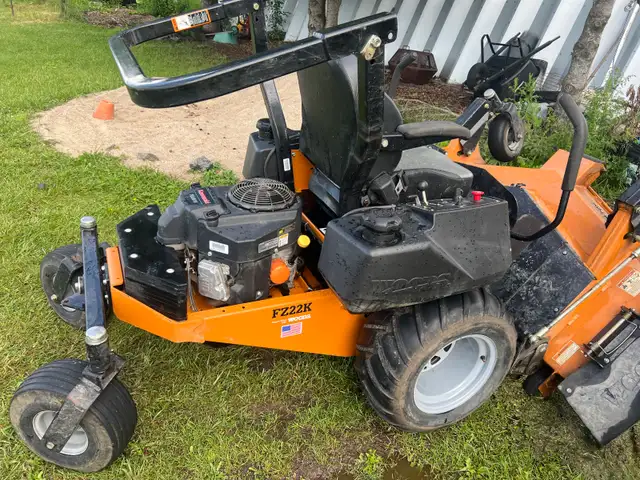 zero turn lawnmower in Lawnmowers & Leaf Blowers in London - Image 7