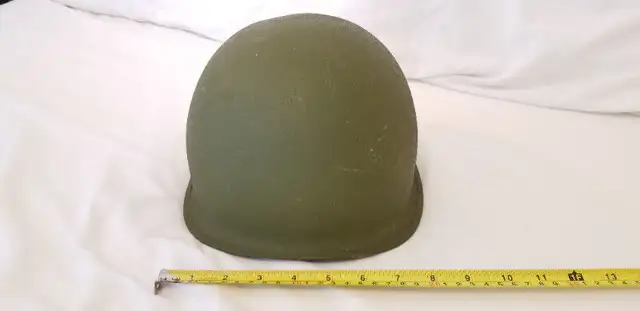 Cdn US army mil M-1 steel helmet outer green w chin strap c1960s in Arts & Collectibles in Ottawa - Image 3