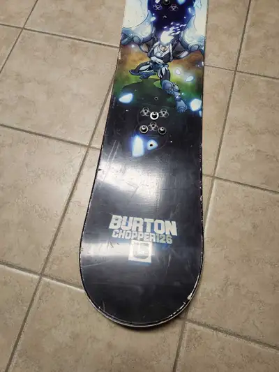 Get ready to shred the slopes with this Burton Chopper 126 snowboard, perfect for young riders looki...