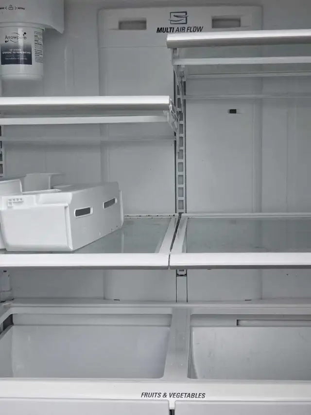 LG Refrigerator for Parts in Refrigerators in Bedford - Image 3