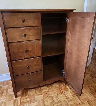 Commode 5 tiroirs et penderie ou tablettes en érable (55po Haut, 20.5po prof, 41po large)