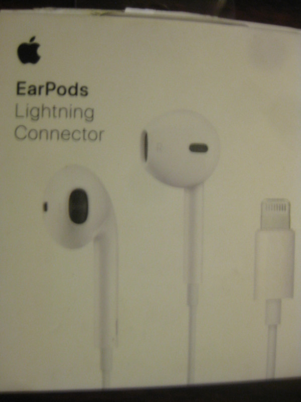 Apple Earpods with Lightning Connector. Remote Mic. Vol Control in Headphones in Mississauga / Peel Region - Image 3