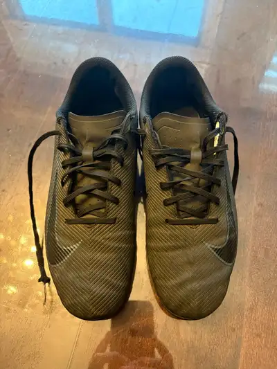 Nike youth outdoor soccer cleats (size 6us), View more
