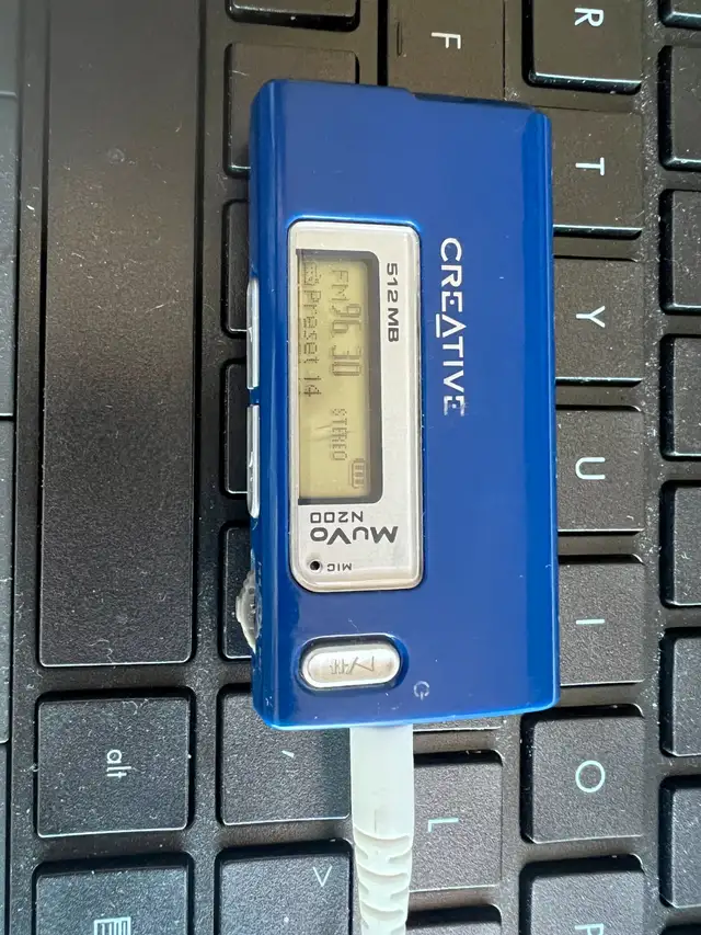 Creative Labs MuVo N200 512MB MP3 Player and Voice Recorder in General Electronics in Markham / York Region - Image 3