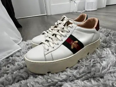 Good pre-owned condition with normal signs of wear. Leather uppers remain in good shape. Please revi...