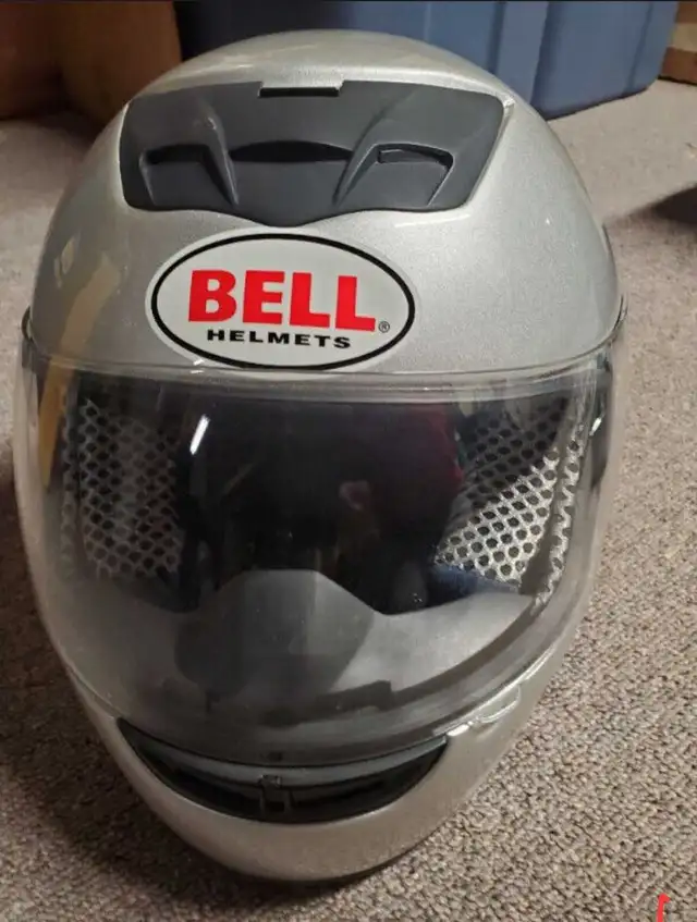Bell motorcycle helmut in Motorcycle Parts & Accessories in Hamilton - Image 5