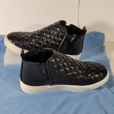 Steve Madden Girl's Black Knit Wedgie Sneaker - Size 1 Perfect pair of previously enjoyed Girl's Wed...