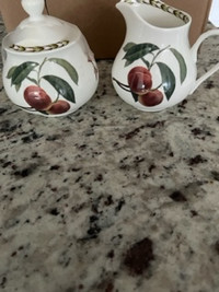 Queens Hookers Fruit cream and sugar set