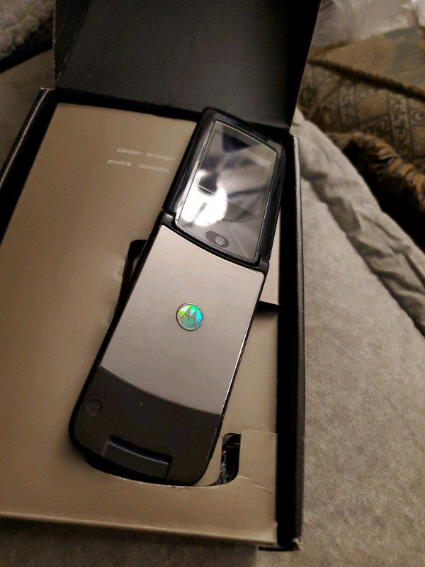 MOTOROLA  RAZR/2  V9 
 EXCELLENT CONDITION $140 dans Téléphones cellulaires  à Ville de Montréal - Image 4