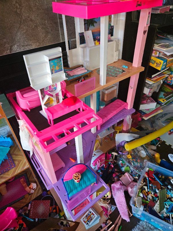 Frozen and Barbie Dollhouse in Toys in Edmonton