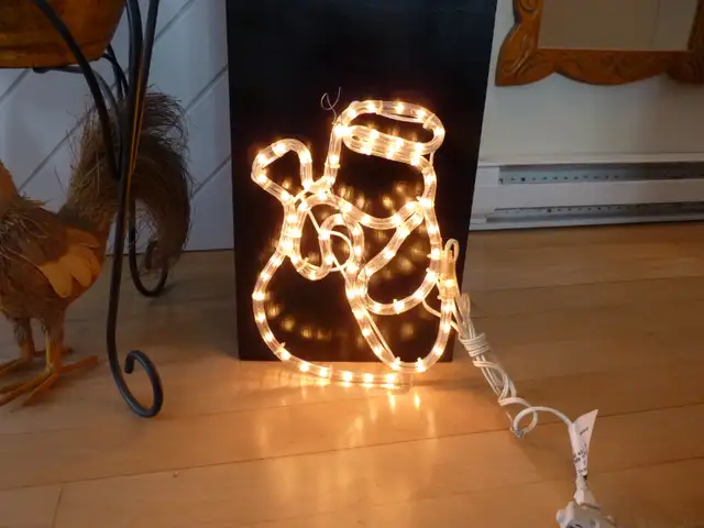 homme de neige 12 pouces et 2 luminaire a bourgeons in Hobbies & Crafts in Lévis - Image 3