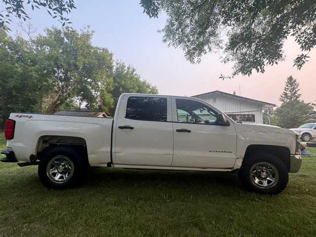 2017 Chevrolet Silverado 1500 LS 4x4 Crew Cab in Cars & Trucks in Winnipeg - Image 2