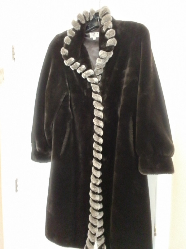 Manteau fourrure synthétique dans Femmes - Hauts et vêtements d'extérieur  à Laval/Rive Nord - Image 2